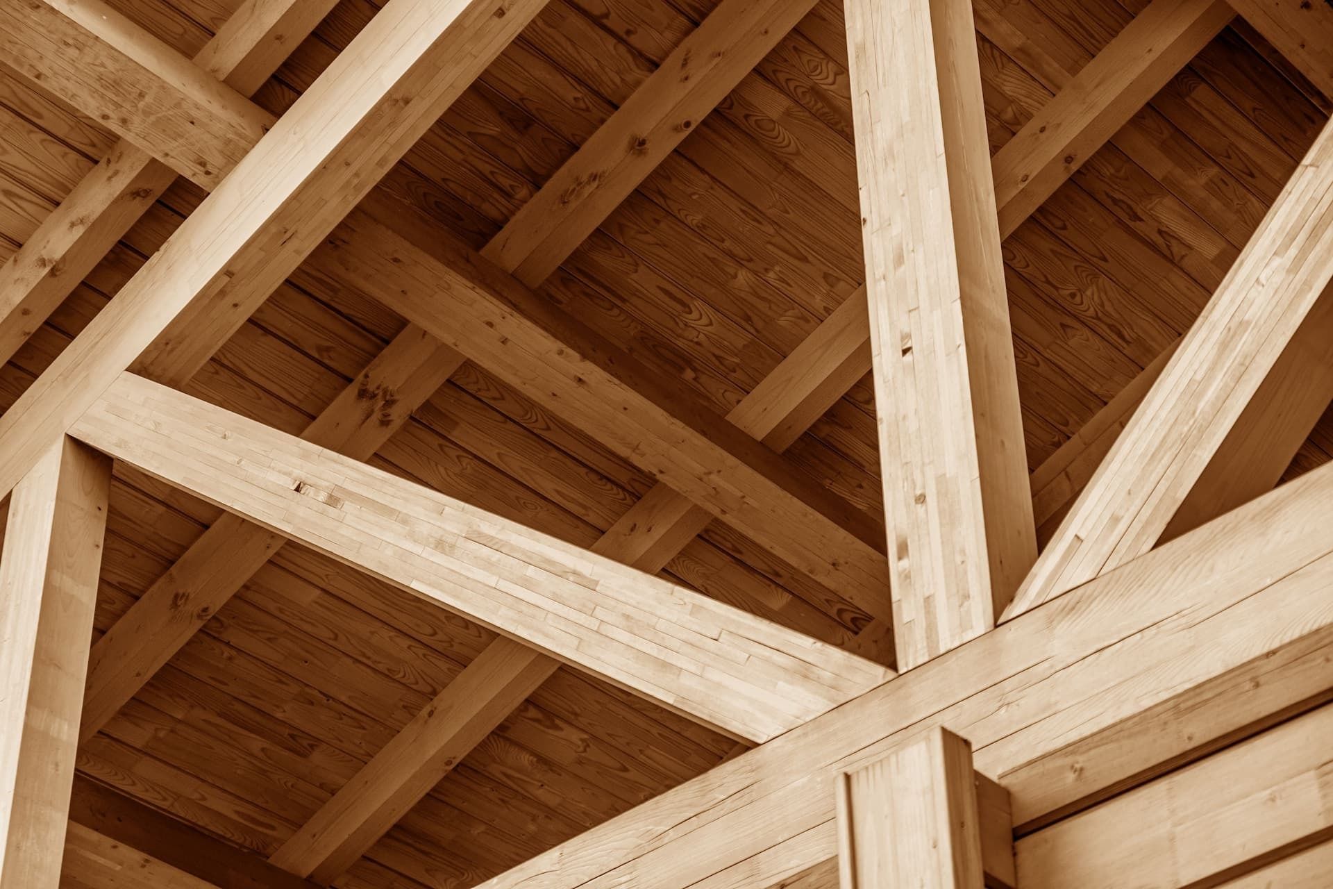 Holzdeckenkonstruktion mit sichtbaren Balken aus Massivholz